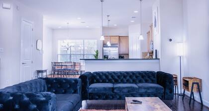 3-Bedroom Modern TownHome With King Bed in Houston Downtown Area