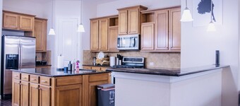 3-Bedroom Modern TownHome With King Bed in Houston Downtown Area