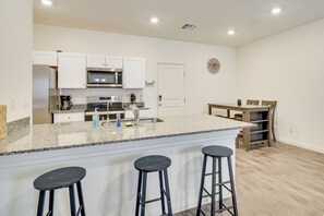 Kjøleskap, mikrobølgeovn, kokeplater og oppvaskmaskin