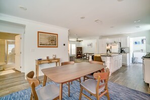 Dining - Charleston Home w/ Porch - 3 Mi to Folly Beach! (Charleston)