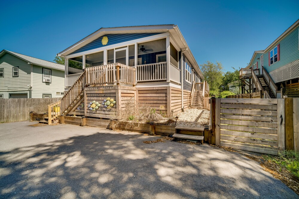 Charleston Home w/ Porch - 3 Mi to Folly Beach!