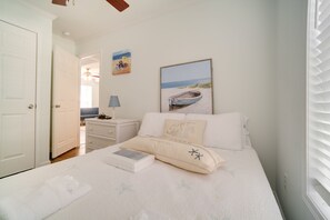 3 bedrooms, iron/ironing board, Internet, bed sheets - Charleston Home w/ Porch - 3 Mi to Folly Beach! (Charleston)