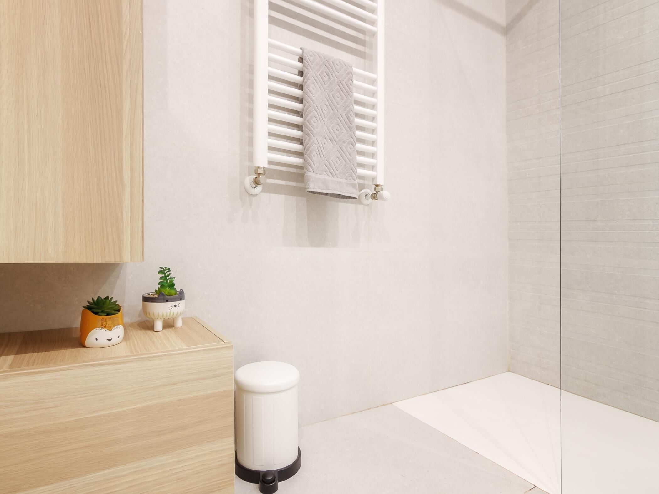 Een douche, milieuvriendelijke toiletartikelen, een haardroger