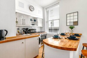 Fridge, microwave, oven, stovetop - Cozy Covent Garden/Oxford Street apartment (London)