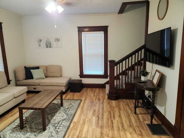 Smart TV - Family Home in Carthage (Carthage)