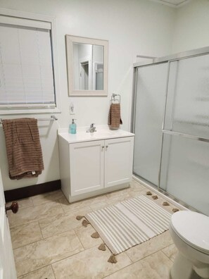 Shower, hair dryer, towels, soap - Family Home in Carthage (Carthage)