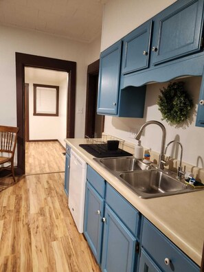 Fridge, microwave, oven, stovetop - Family Home in Carthage (Carthage)