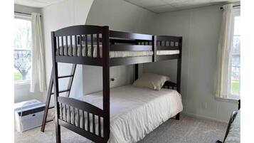 3 bedrooms, iron/ironing board, free WiFi, bed sheets