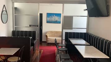 Desayuno continental (EUR 9 por persona)
