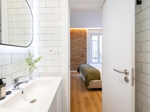 Douche, sèche-cheveux, serviettes fournies, savon