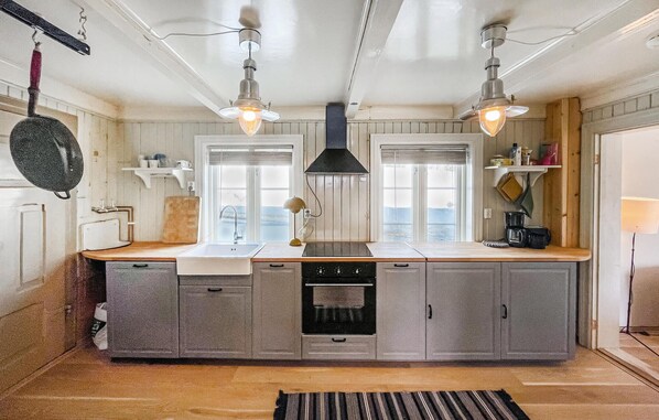 Réfrigérateur, un four, surface de cuisson, lave-vaisselle