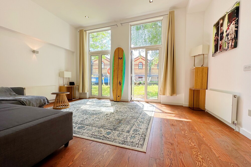 Canal Garden Oasis: Charming Notting Hill Flat