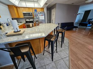 ثلاجة، ميكروويف، فرن، موقد طهي مسطح