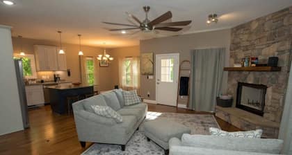 Pet friendly enclosed yard and close to town