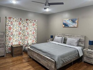 3 bedrooms, desk, iron/ironing board, travel cot - Pet friendly enclosed yard and close to town (Brevard)