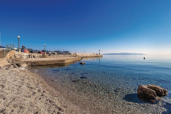 Una spiaggia nelle vicinanze