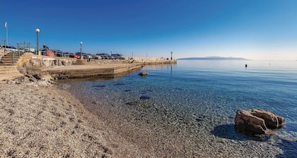 Beach front apartment in Lovran with WiFi