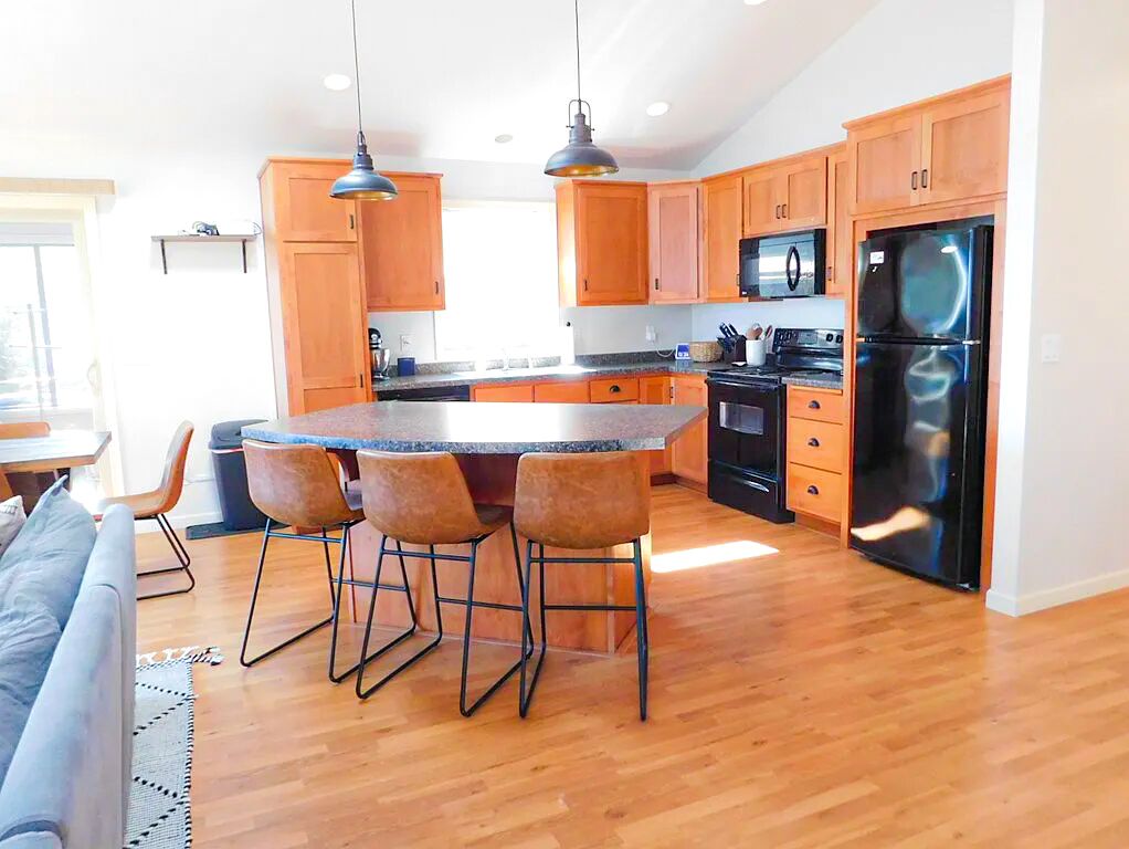 Waterfront Cabin w/ Hot tub! Views of Milky Way!