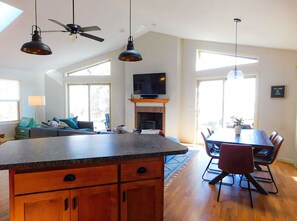 Smart-tv, een open haard, een dvd-speler en boeken