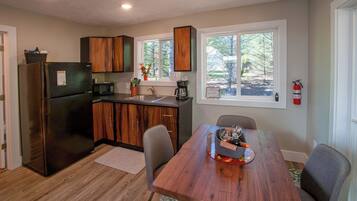 Réfrigérateur, micro-ondes, plaque de cuisson, cafetière/bouilloire