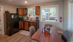 ثلاجة، ميكروويف، موقد طهي مسطح، ماكينة لصنع القهوة/الشاي