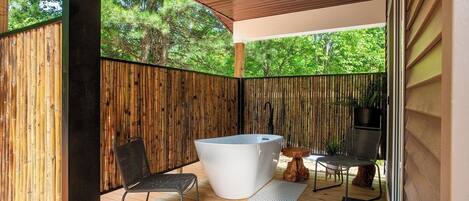 Outdoor spa tub