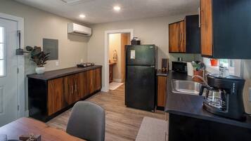 Refrigerador, microondas, parrilla de estufa y cafetera y tetera