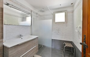 Shower - Gorgeous home in Châteaurenard (Châteaurenard)