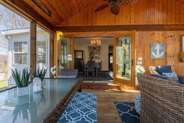 Outdoor dining - Saugatuck Cottage Steps from Downtown! (Saugatuck)