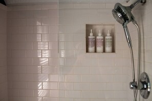 Haartrockner, Handtücher, Shampoo