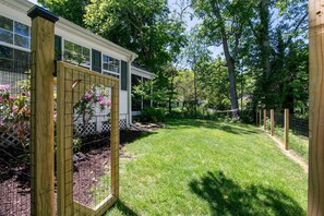 Property grounds - Saugatuck Cottage Steps from Downtown! (Saugatuck)