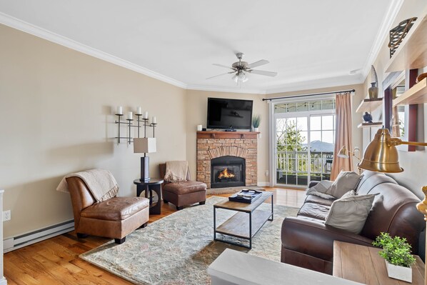 Smart TV, chimenea y libros 