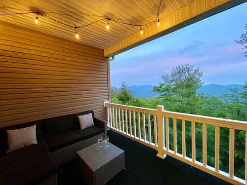 Cozy Beech Mountain Condo with Stunning Views, Fireplace & Walkable Location