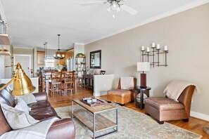 Smart TV, chimenea y libros 