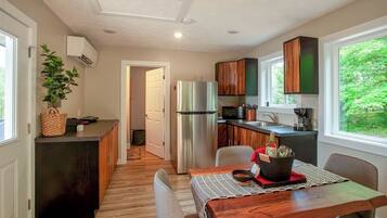 Réfrigérateur, micro-ondes, plaque de cuisson, cafetière/bouilloire