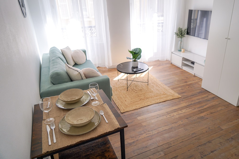 Heart of town, renovated, fully equipped + parking
