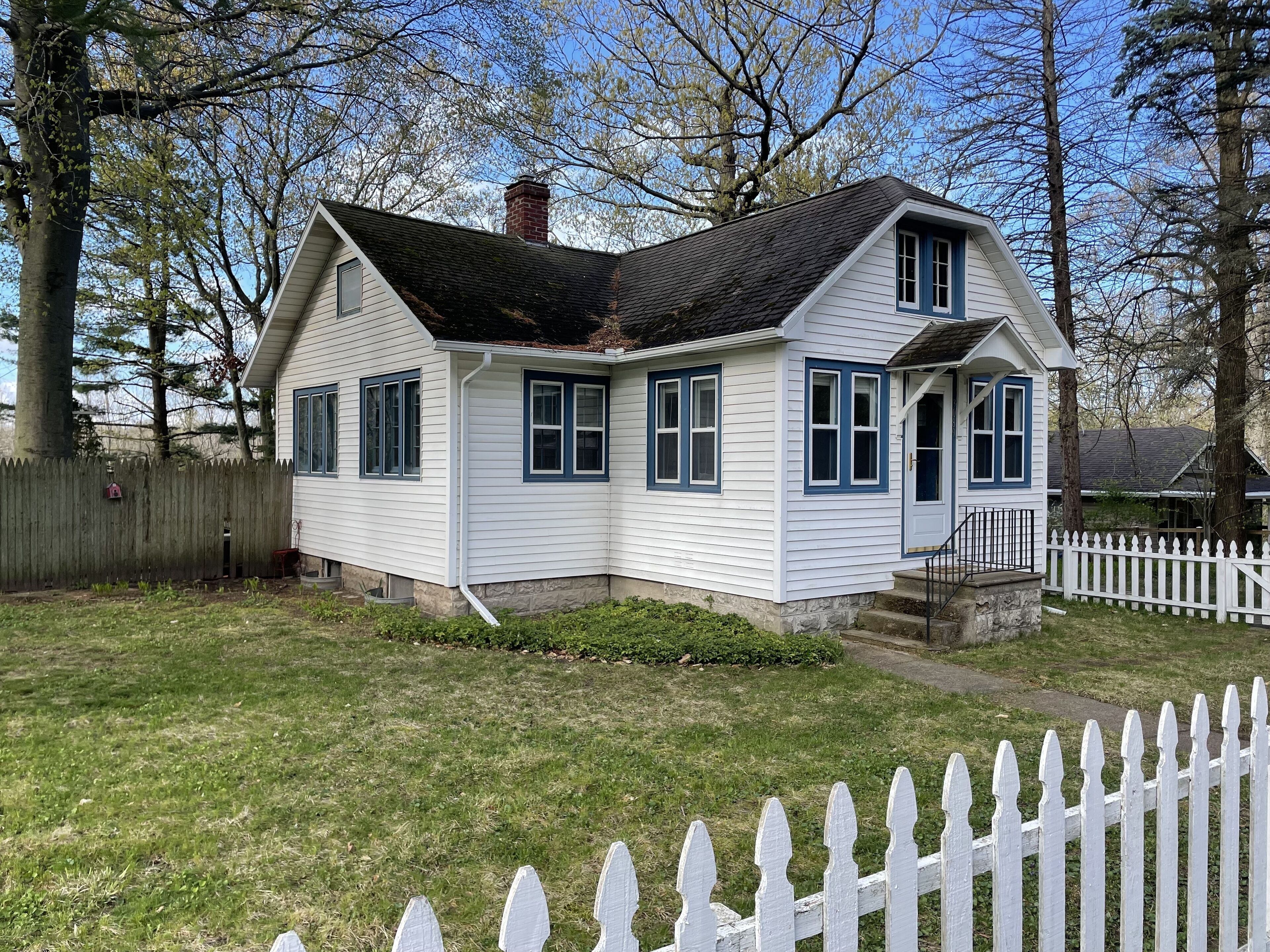 Fall 2023 Sale -- Lake Cottage Southwest Michigan