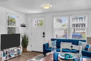 Smart TV, offices - THE Unique Belmar Stay | Prime Location. Privacy. 9 Badges. 2 Grills. Fire Pit. (Belmar)