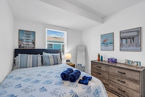 5 bedrooms, desk, iron/ironing board, travel cot - THE Unique Belmar Stay | Prime Location. Privacy. 9 Badges. 2 Grills. Fire Pit. (Belmar)