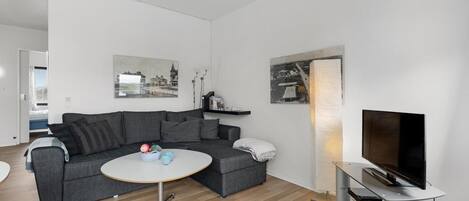 Een televisie, een dvd-speler en een stereo