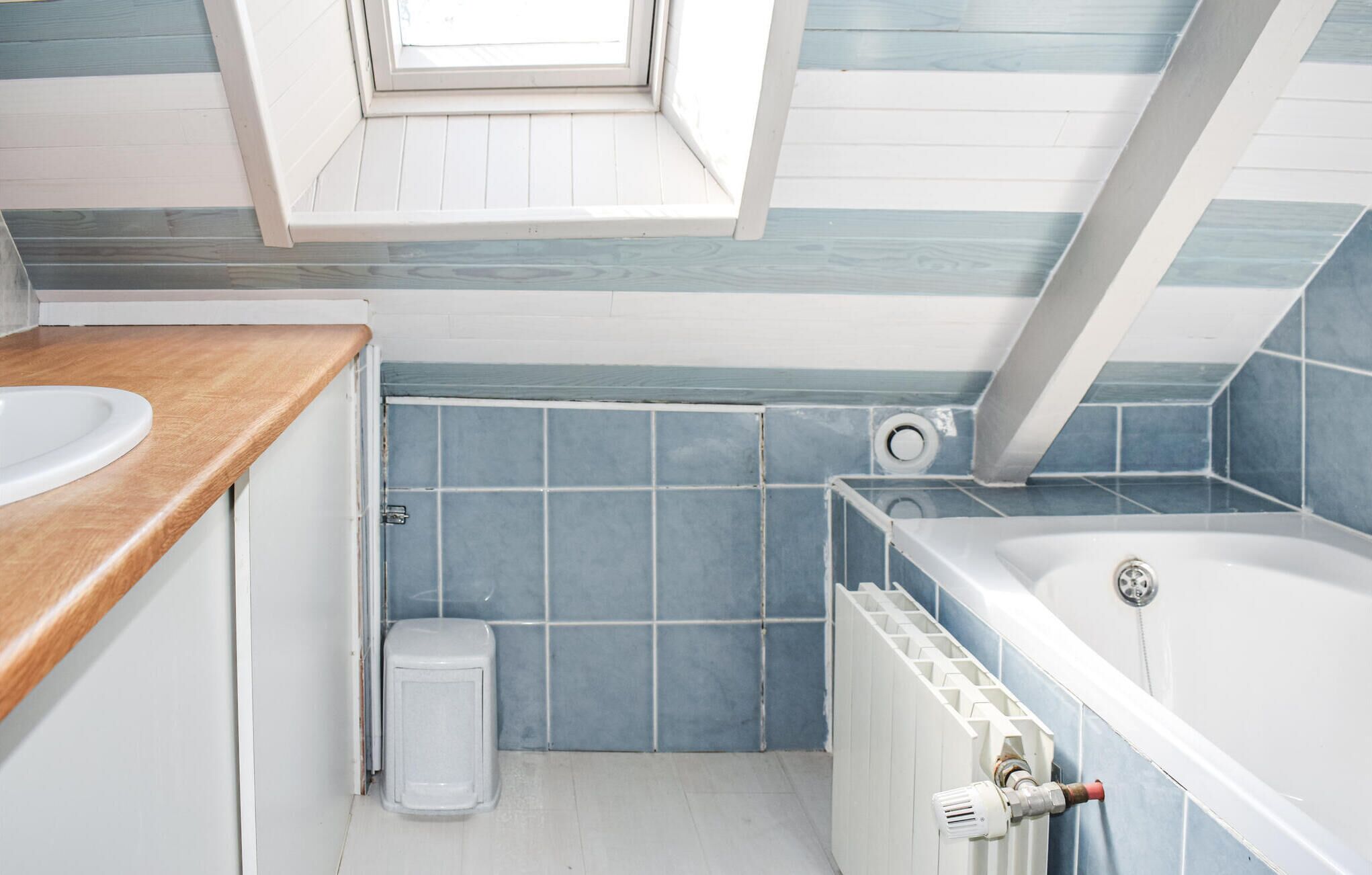 Een badkamer met een bad, een wastafel en een toilet.
