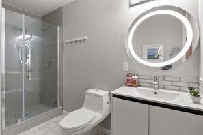Shower, hair dryer, towels, soap - New 1BR Apartment - Walk to Downtown Sac (West Sacramento)