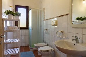Douche, sèche-cheveux, bidet