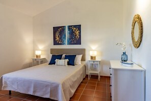 3 chambres, fer et planche à repasser, lit parapluie