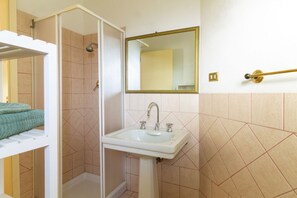 Kombinert dusj/badekar, hårføner og bidé