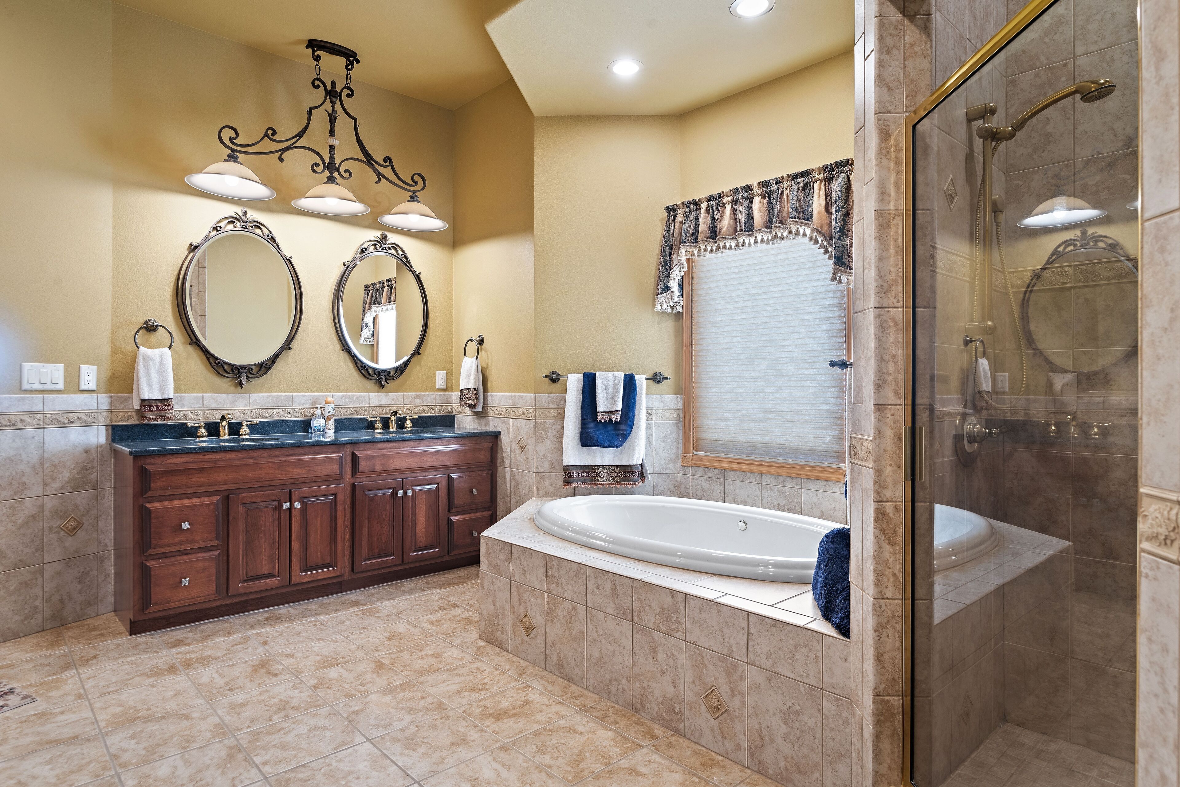 Vista Lodge 7 Bedroom Villa with Jacuzzi