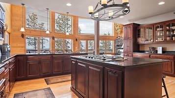 Villa Grand, varias habitaciones, hidromasaje, vista a la montaña | Cocina privada | Refrigerador con congelador, microondas, horno y parrilla de estufa