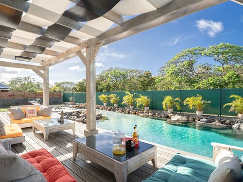 Villa des Rochers, au charme créole avec piscine bordée de pierres de rivière