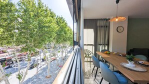 A dining area with a view of a tree-lined street. - LAS OLAS old town apartments (Benidorm)
