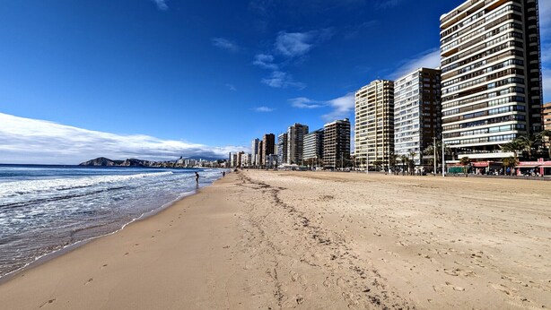 A beach with a row of high-rise buildings along the shore. - LAS OLAS old town apartments (Benidorm)